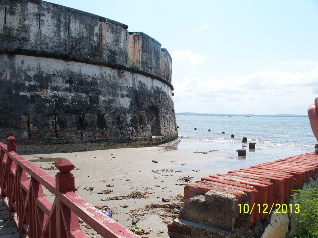 Murallas del Fuerte de San Fernando en Bocachica, Cartagena, junto al mar Caribe, símbolo de historia y resistencia