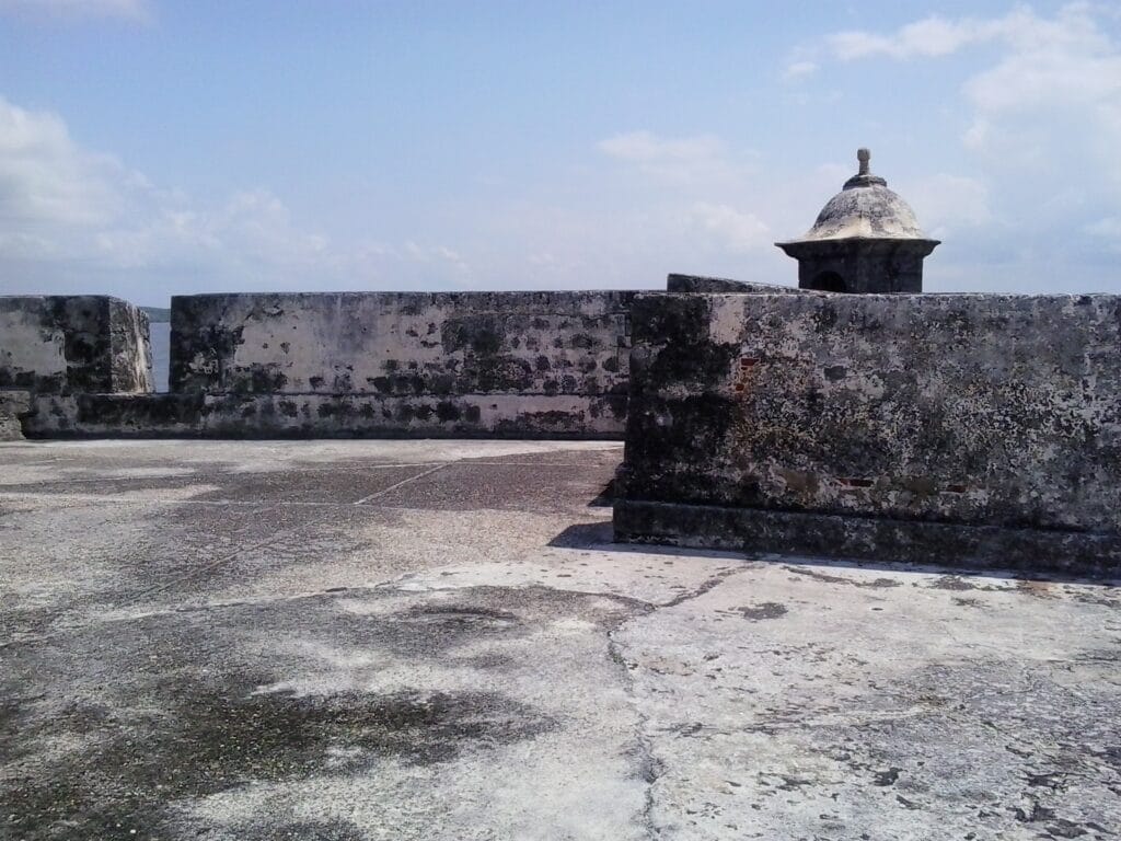 Garita de vigilancia del Fuerte de San Fernando en Bocachica, Cartagena, con vista al mar Caribe