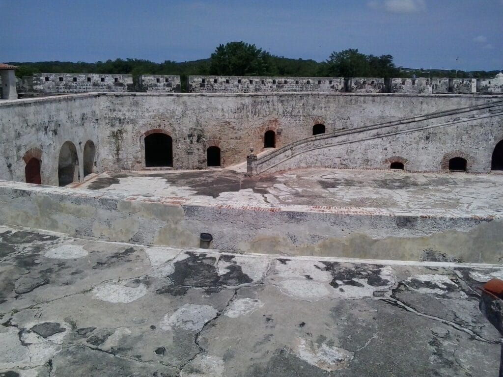 Vista superior del interior del Fuerte de San Fernando en Bocachica, Cartagena, con estructuras coloniales y muros de piedra