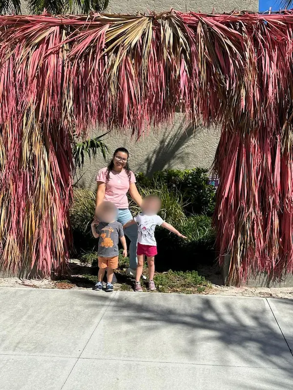 Angélica Madrid junto a sus dos niños anfitriones en Florida durante su experiencia como au pair en Estados Unidos.