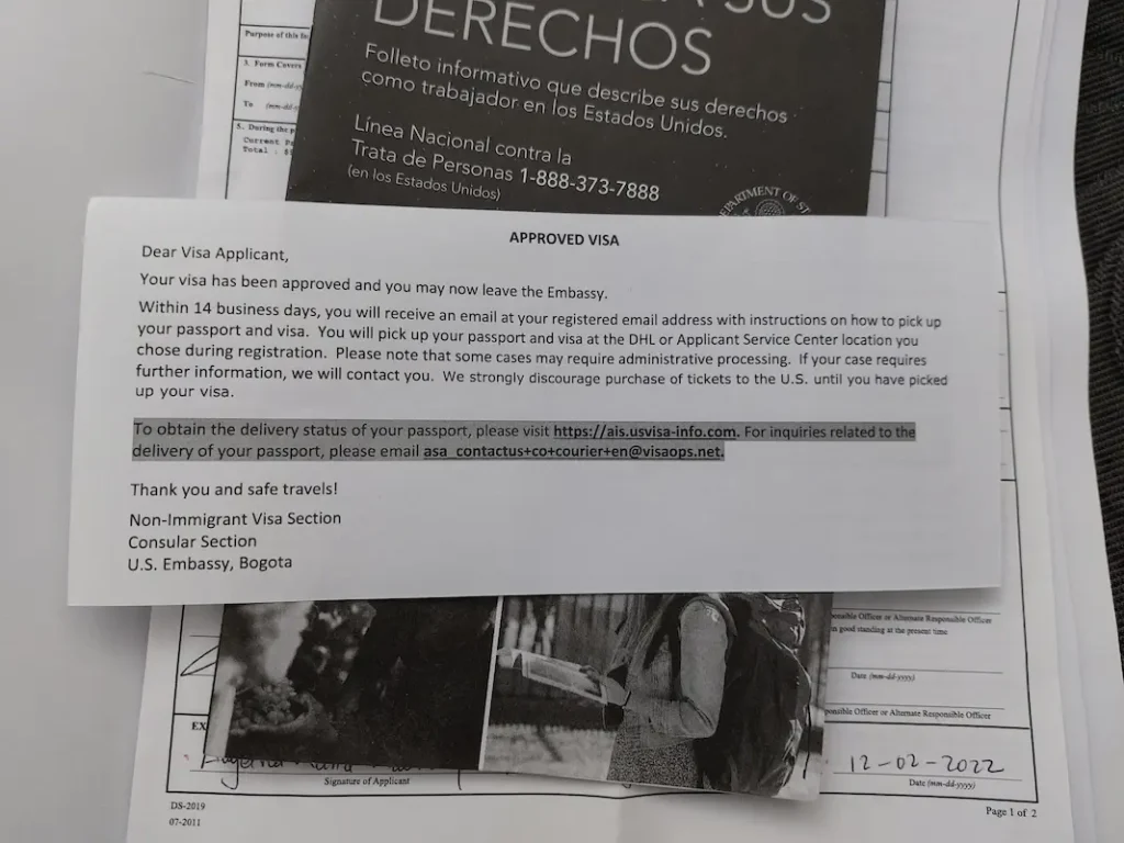 Documentos entregados a Angélica Madrid tras la aprobación de su visa au pair en la Embajada de Estados Unidos en Bogotá, Colombia, incluyendo aviso de aprobación y folleto de derechos laborales.